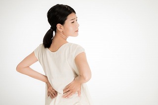 朝起きる時に腰がピキッと痛むし、ずっと座っているのもつらい……どうすればいい？